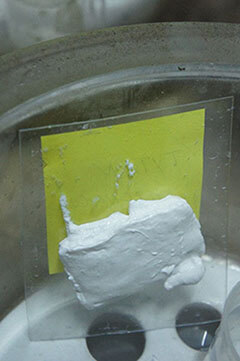 Рисунок образца герметика-конкурента номер 2 на пластике без пленки